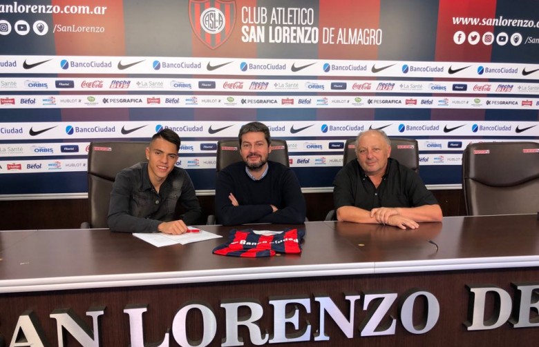 Santiago González firmó su contrato