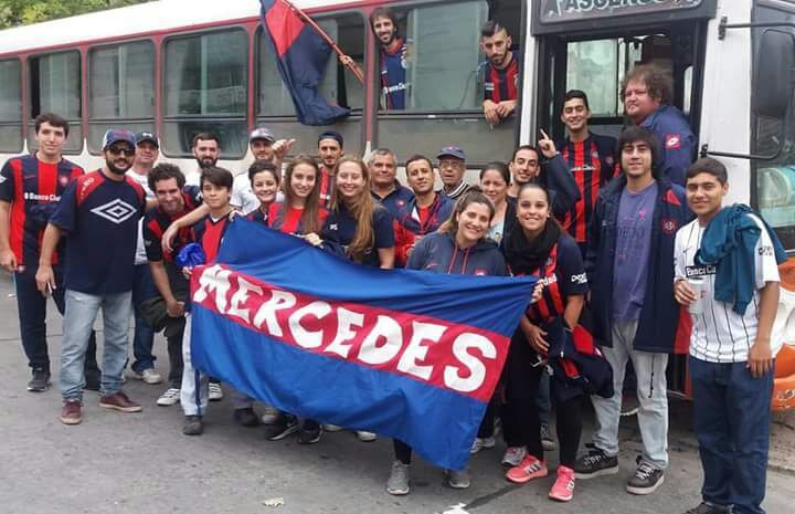 La peña de Mercedes tiñe las calles de azulgrana