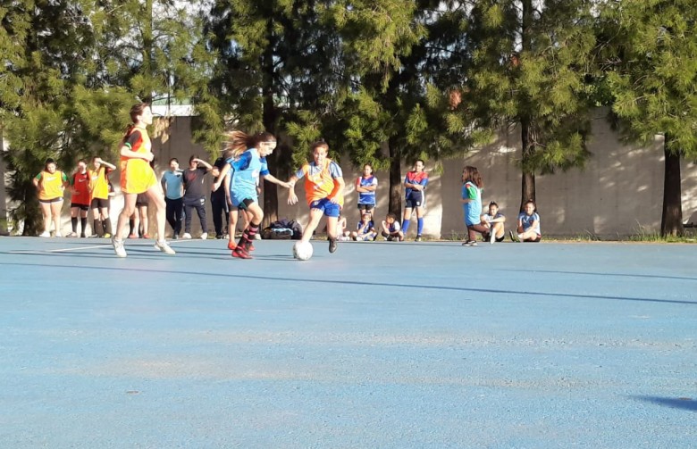 Juntas, con la pelota al pie